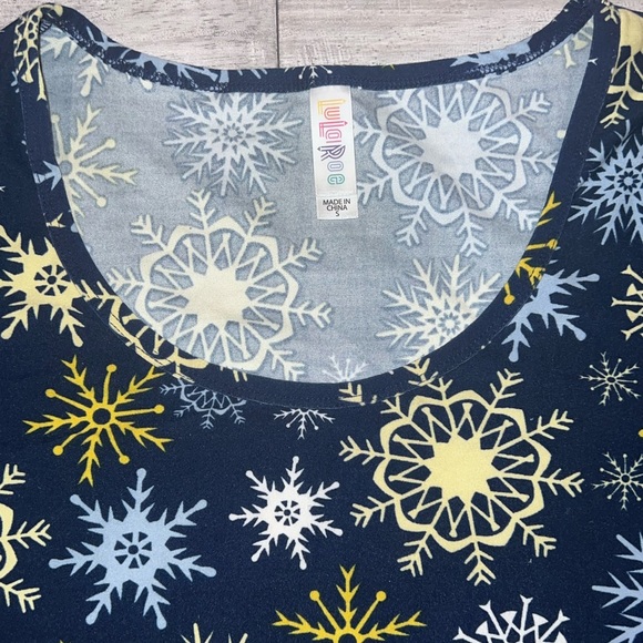 Holiday Vintage LuLaRoe Blue Christmas Elsa Snowflake Classic T - Picture 4 of 4